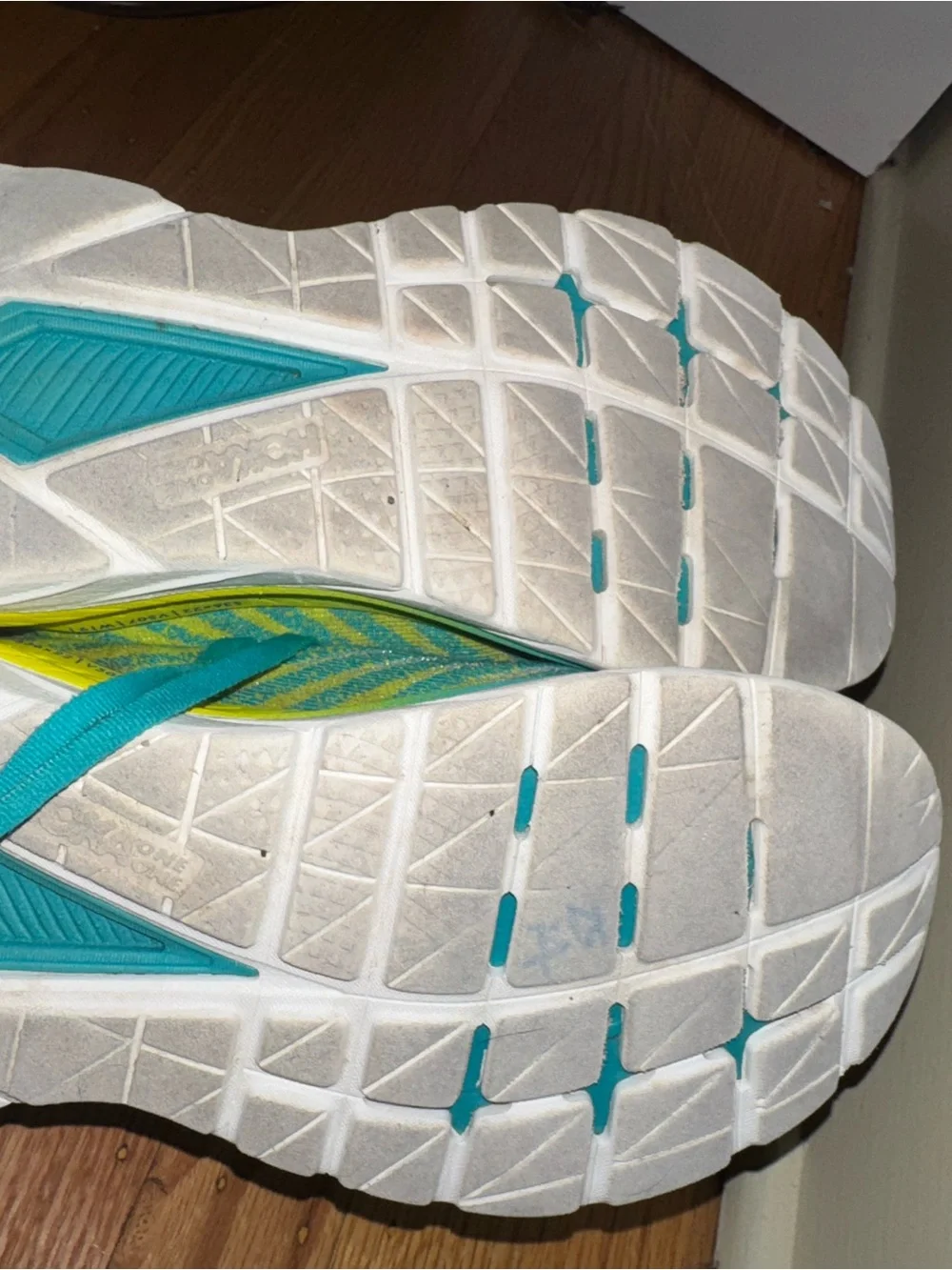 HOKA ONE ONE Mach 5 Women’s size 7Running Shoes - small wear on right shoe